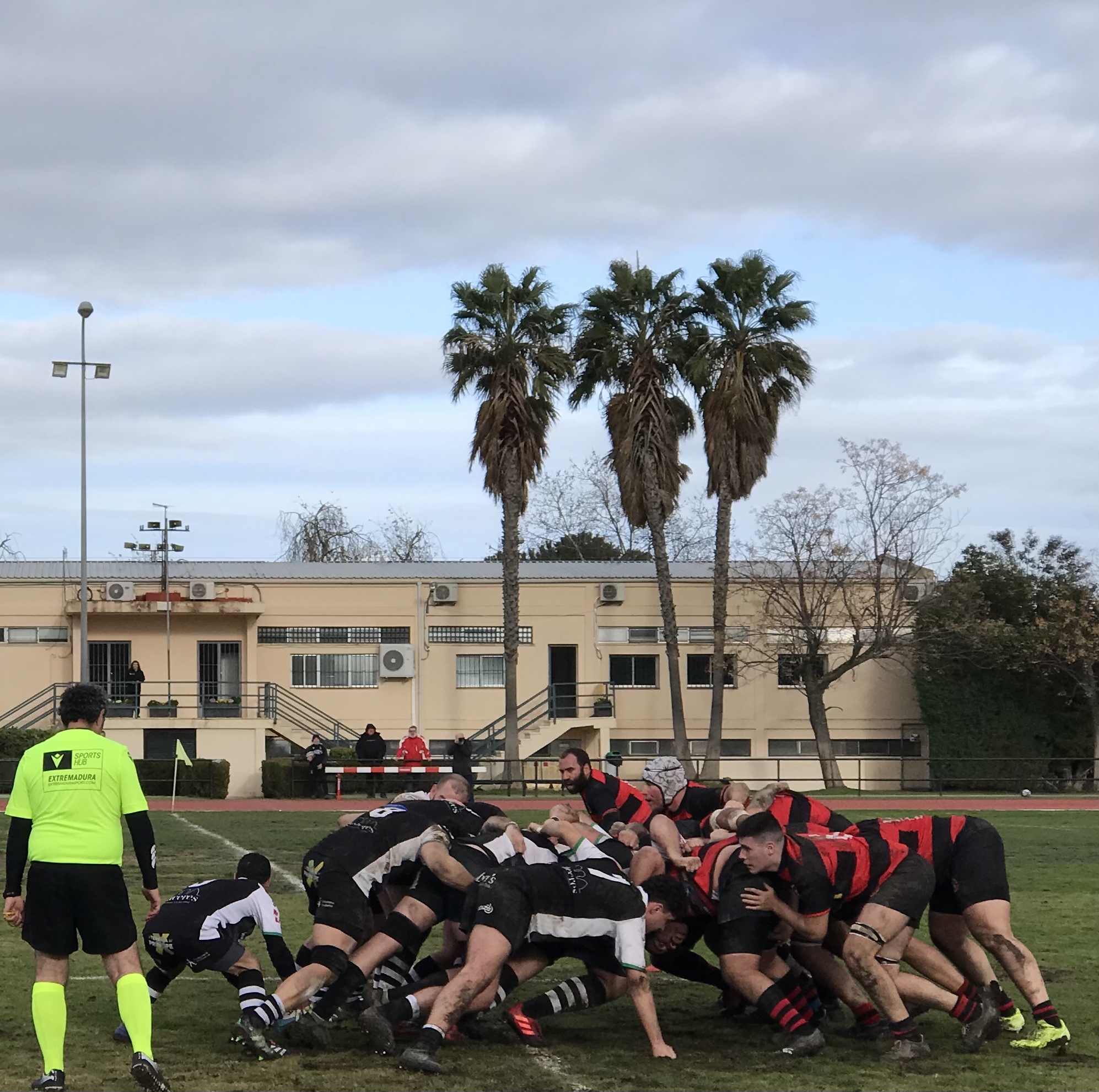 Una acción del partido entre el CAR Cáceres y el rugby