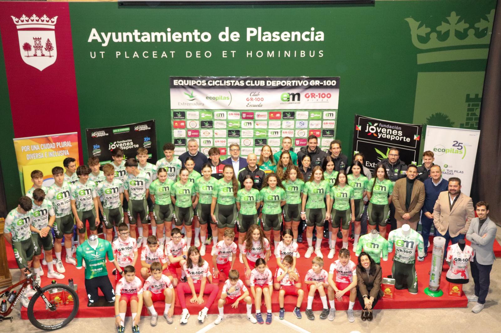 Foto de familia de todos los equipos del Club Deportivo GR-100.