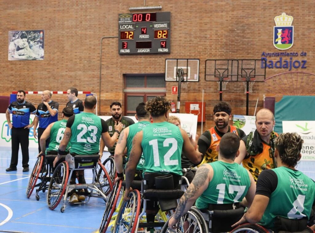 Los jugadores del Mideba se saludan con los rivales tras un partido en Badajoz.