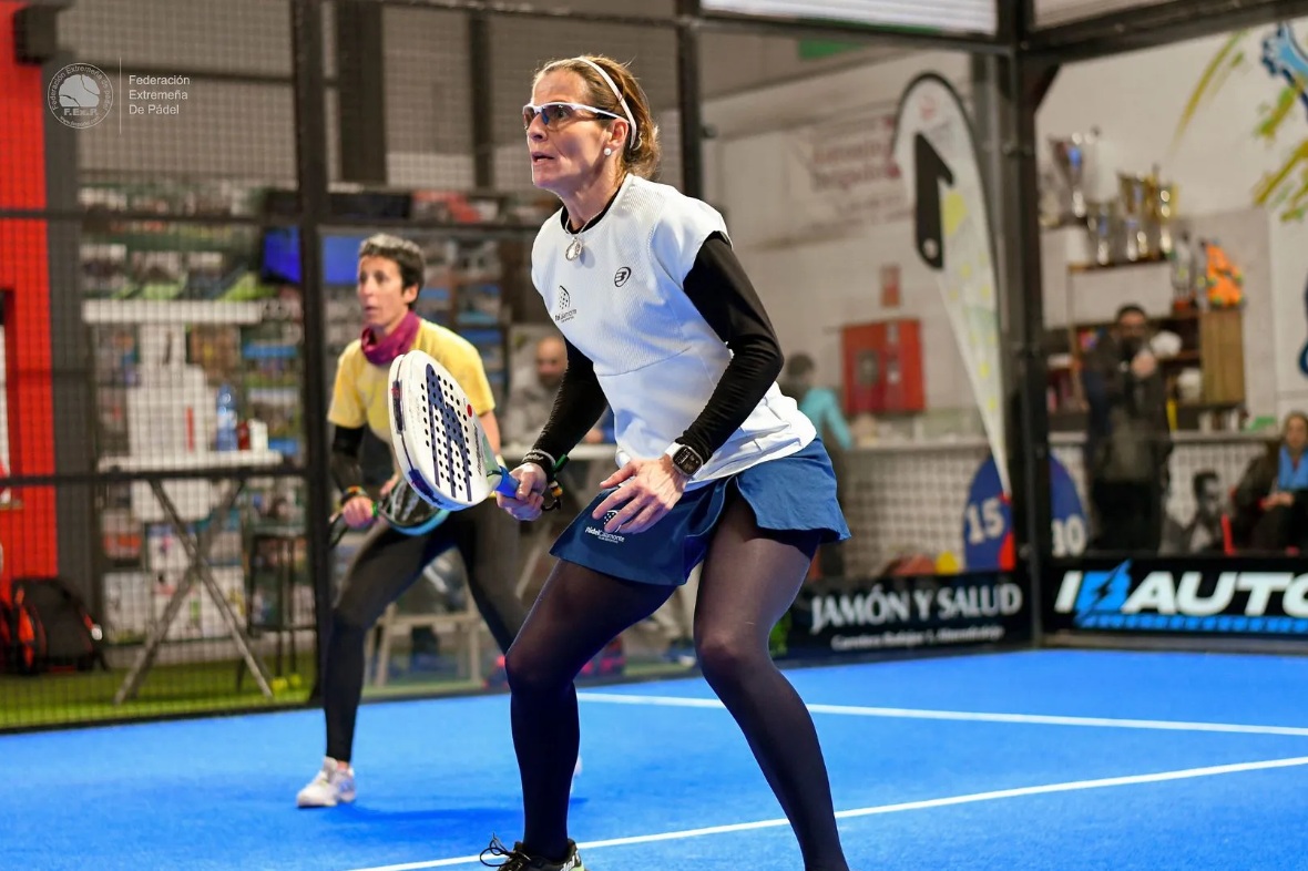 Jugadoras en acción durante el torneo. FEXPADEL